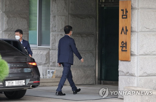 최재해 감사원장이 지난 14일 오전 서울 종로구 감사원 건물로 출근하고 있다. 감사원은 13일 문재인 정부 당시 핵심 안보라인이 서해 공무원 피살 사건을 조직적으로 은폐·왜곡한 것으로 판단하고 관련자들을 검찰로 넘겼다. 감사원은 이날 배포한 보도자료에서 지난 57일 동안 감사를 벌인 결과 당시 5개 기관에 소속된 총 20명에 대해 검찰에 수사를 요청했다고 밝혔다.<연합뉴스>